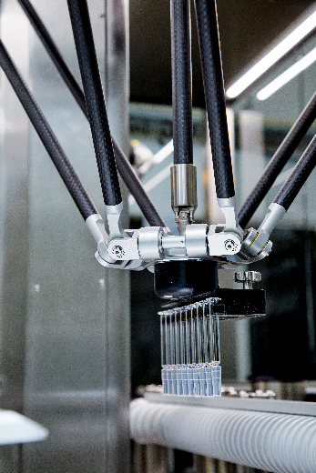 倍福的高性能 AX8000 多轴伺服系统最大限度地提高设备吞吐量